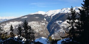 Eine Berglandschaft mit schneebedeckten Gipfeln und einem klaren Himmel.