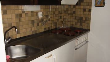 Fridge, oven, stovetop, cookware/dishes/utensils