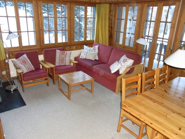 Fernseher, Kamin, DVD-Player