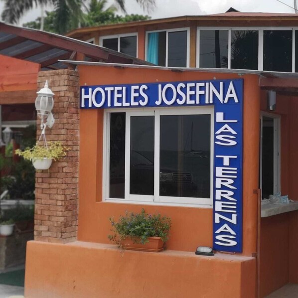Property entrance - Hotel Josefina Las Terrenas (Las Terrenas)