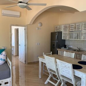 Apartemen Panorama | Dapur kecil pribadi | Lemari es besar dan ketel listrik