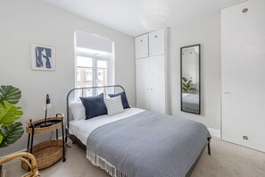 Deluxe Townhome | 2 bedrooms, premium bedding, iron/ironing board, free WiFi - Stylish House in Amazing Central Area (Cardiff)