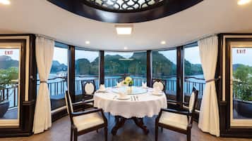 2 restaurants, breakfast served