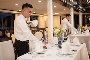 2 ห้องอาหาร, บริการอาหารเช้า อาหารกลางวัน และอาหารเย็น