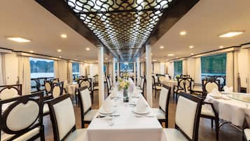 2 restaurants; breakfast, lunch, and dinner served