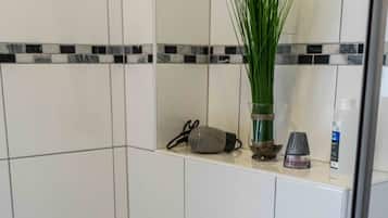 Apartment | Badezimmer | Dusche, kostenlose Toilettenartikel, Haartrockner, Handtücher