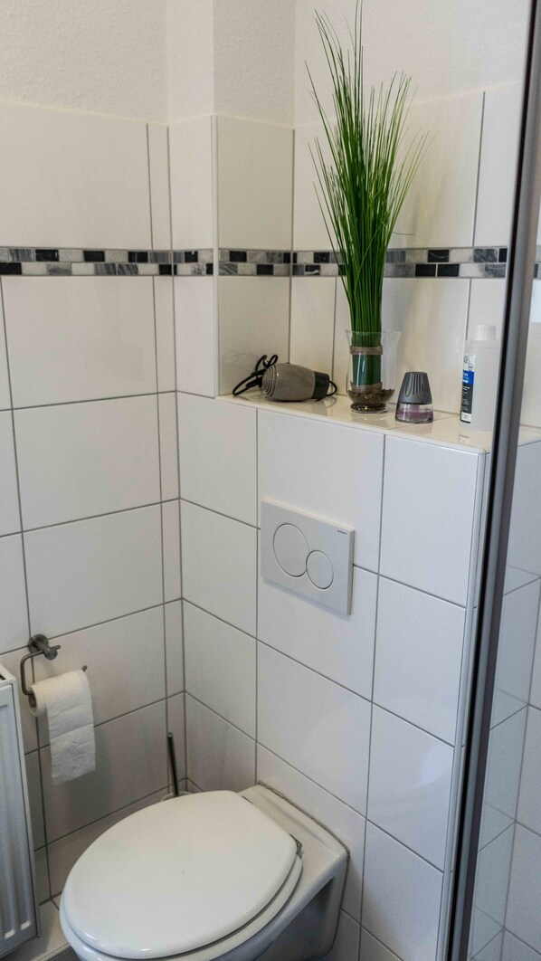 Huoneisto | Kylpyhuone | Suihku, ilmaiset hygieniatuotteet, hiustenkuivaaja, pyyhkeet