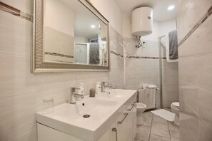 Ducha, artículos de tocador gratuitos, secador de pelo, bidet