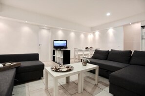 Standard Apartment, 1 Bedroom | Living room | Flat-screen TV - Pretty Space (Milan)
