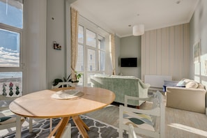 Appartement, 2 chambres | Restauration dans la chambre