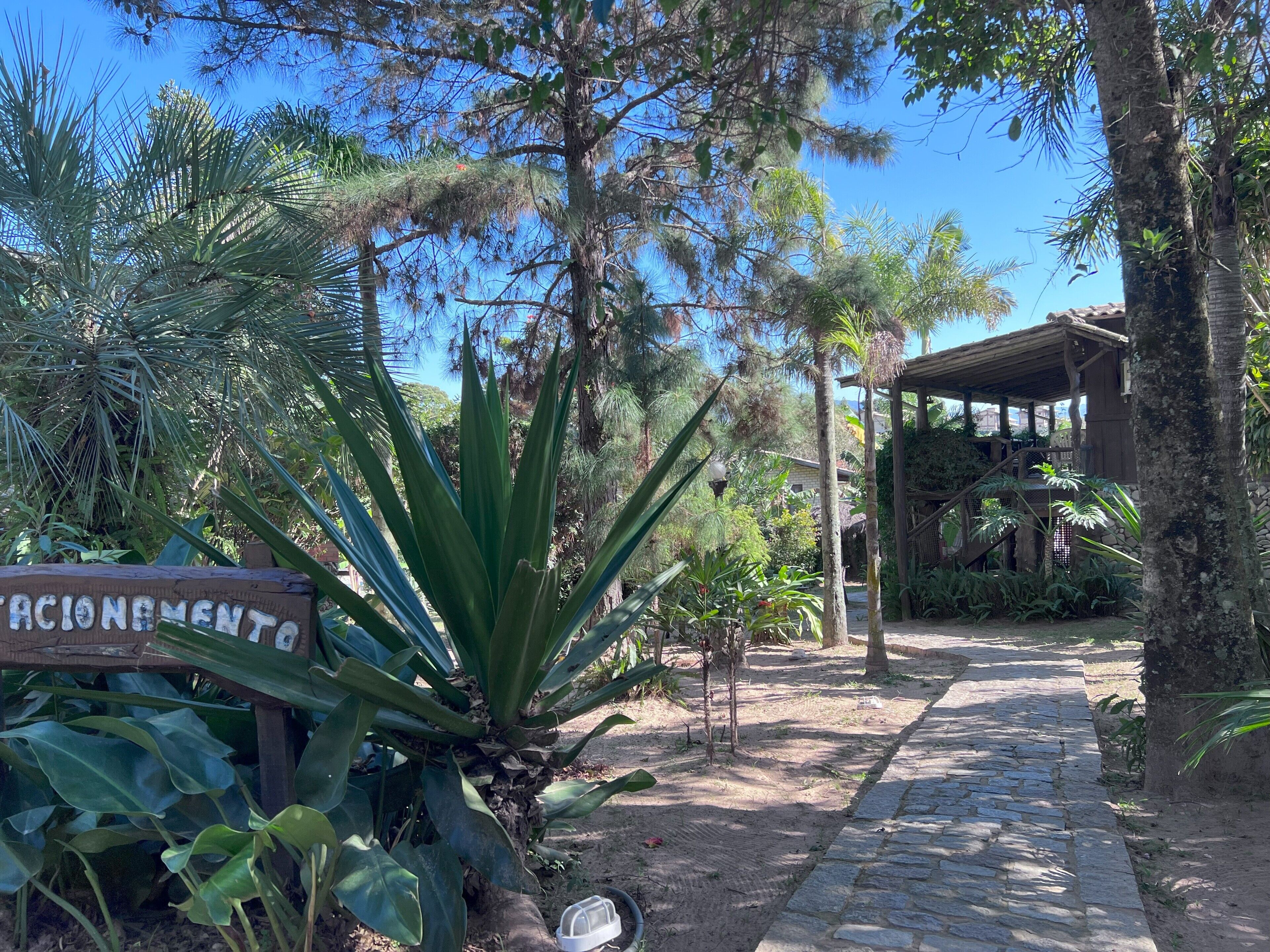 Master Suite - Pousada Meialua - Praia Do Rosa - swimming pool, games room, Wi-Fi.