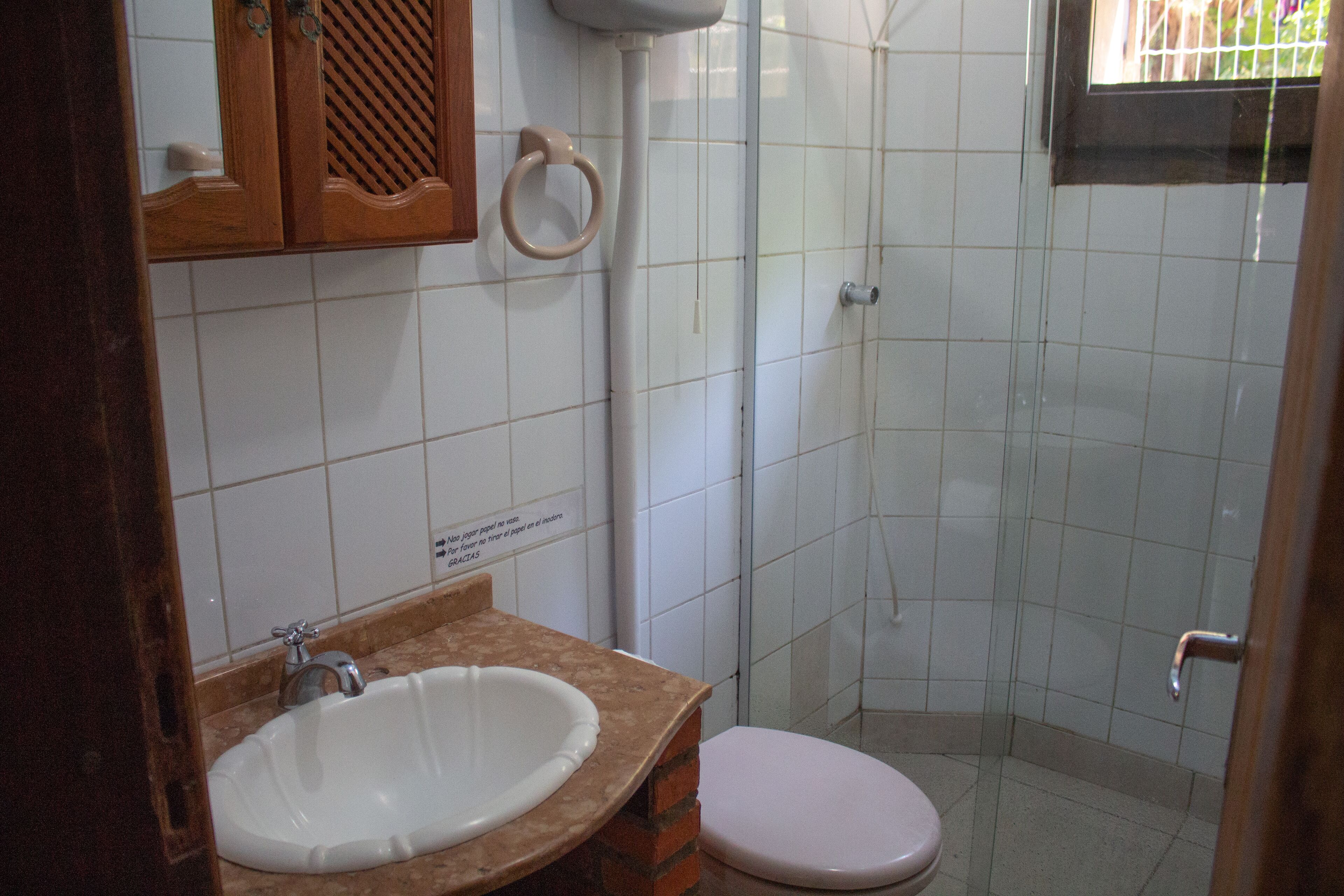 Master Suite - Pousada Meialua - Praia Do Rosa - swimming pool, games room, Wi-Fi.