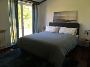 3 habitaciones, tabla de planchar con plancha y cuna de viaje 