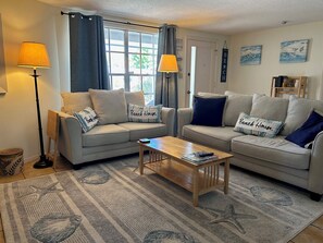 Smart-TV, DVD-spiller, bøker og filmbibliotek