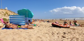 På stranden, solsenger og strandhåndklær