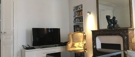 Téléviseur connecté, foyer, lecteur de DVD, livres