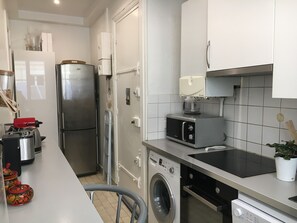 Réfrigérateur, micro-ondes, plaque de cuisson, lave-vaisselle