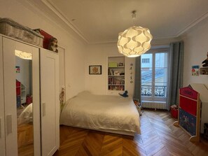 3 bedrooms, desk, iron/ironing board, free WiFi
