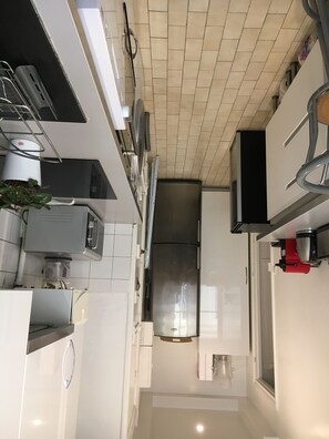 Réfrigérateur, micro-ondes, plaque de cuisson, lave-vaisselle
