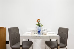 Duplex, 1 quarto (Duplex Luxurious Apartment) | Opções para refeição no quarto