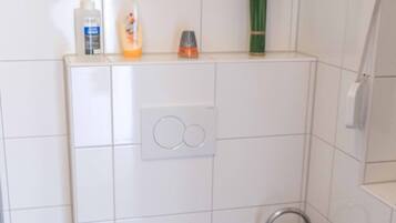 Apartment | Bathroom | Shower, free toiletries, hair dryer, towels