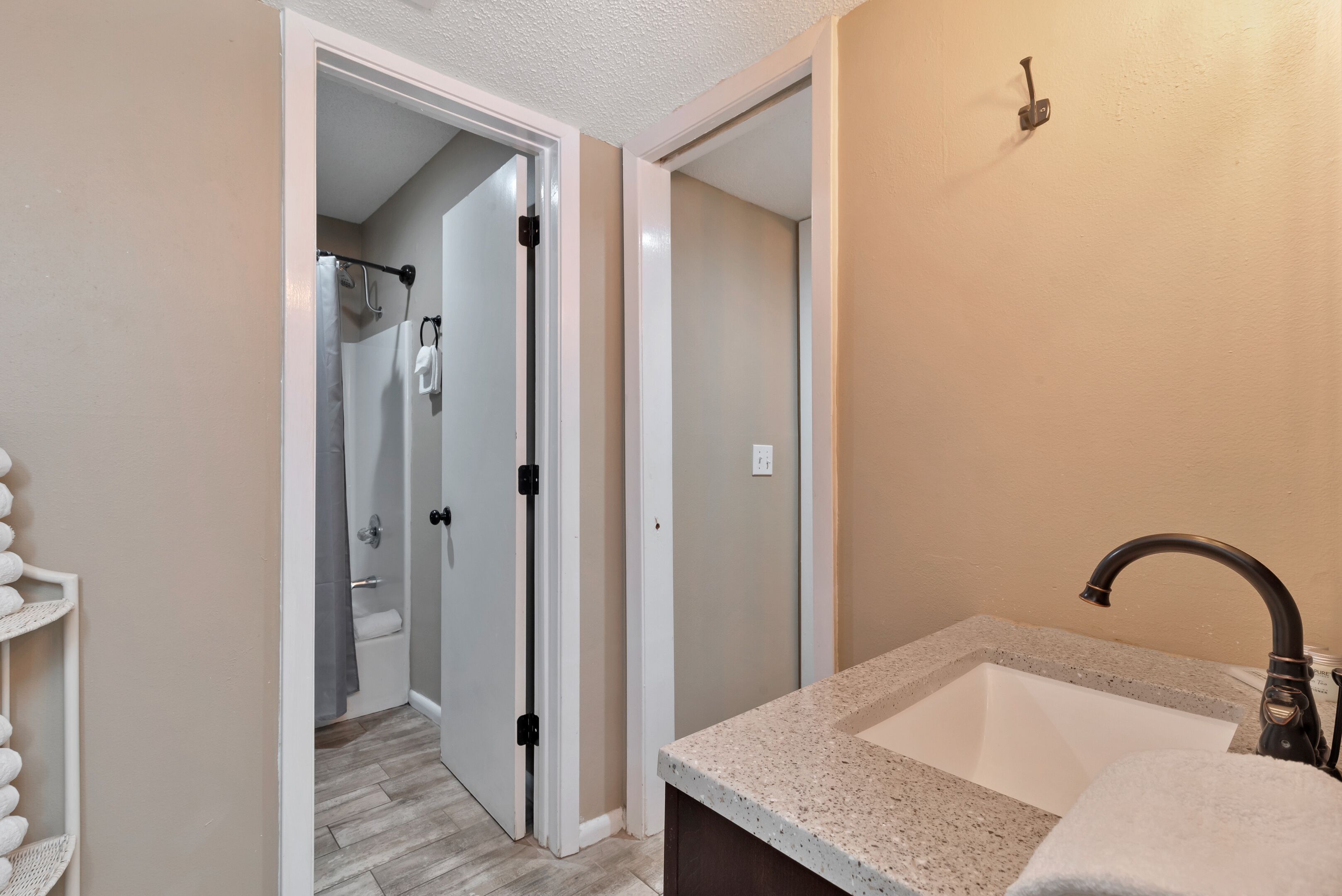 Une salle de bain équipée d’un lavabo, d’un miroir et d’un espace douche.
