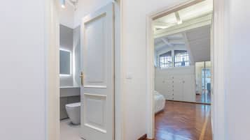 Appartement, 1 slaapkamer | Badkamer | Een bad/douchecombinatie, een haardroger, een bidet, handdoeken