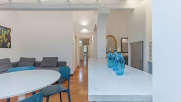 Appartement, 1 slaapkamer | Privékeuken | Een koelkast, een kookplaat, een vaatwasser, een espressoapparaat