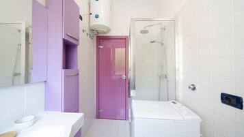 Leilighet, 2 soverom | Bad | Dusj, hårføner, bidé og håndklær