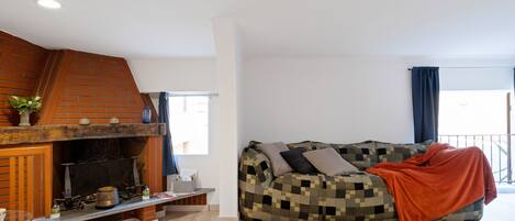 Appartement, 1 chambre | Aire de séjour | Téléviseur à écran plat, foyer