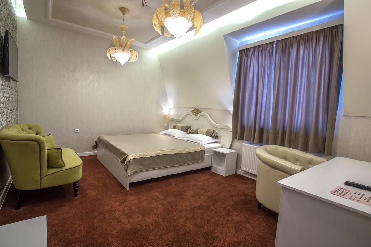 Bedden met traagschuimmatras, een minibar, individueel gedecoreerd