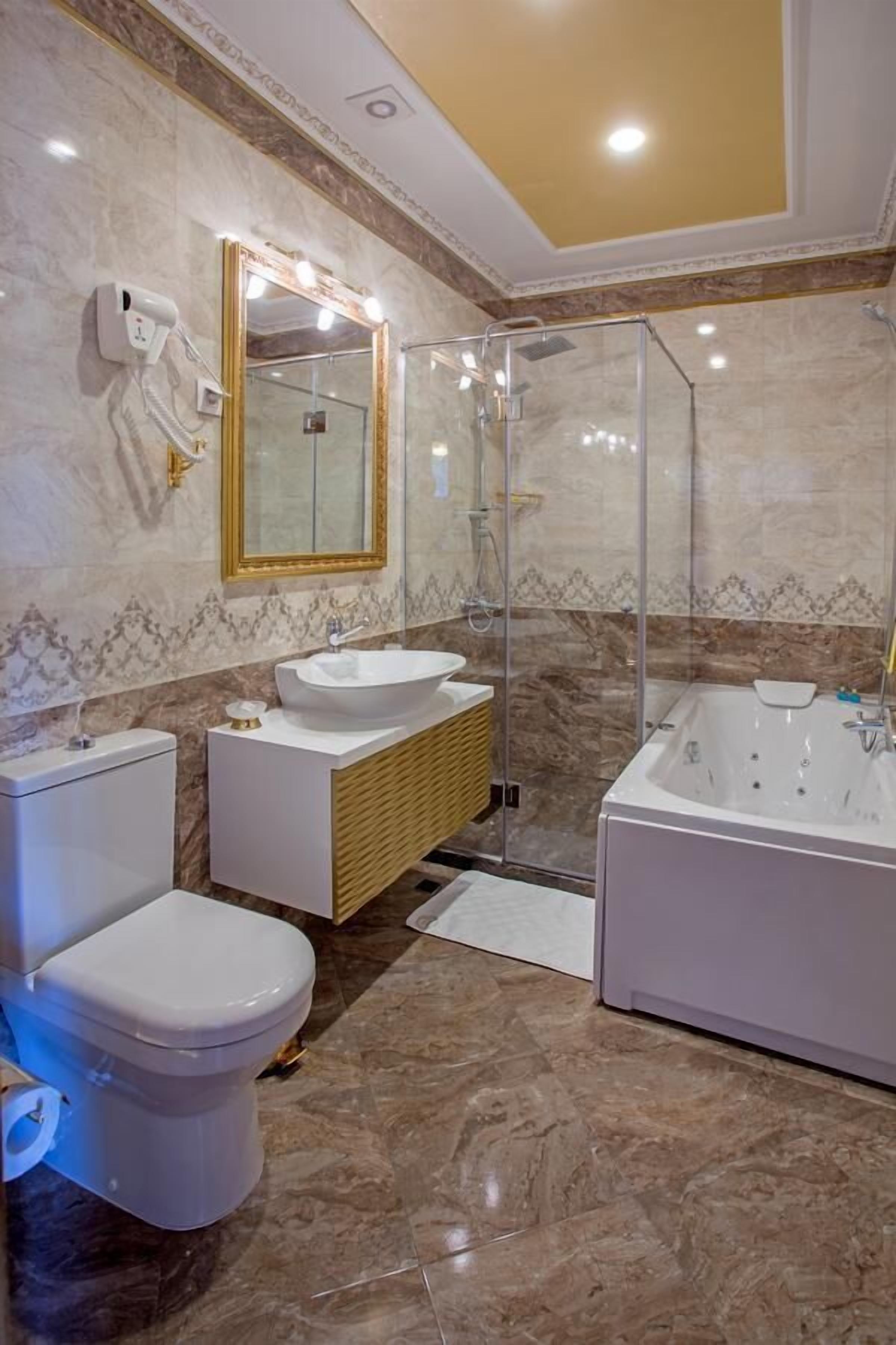 Deluxe-Apartment, 1 Schlafzimmer | Dusche im Bad