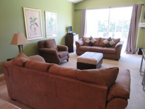 Vila | Sala de estar | TV de tela plana, DVD player