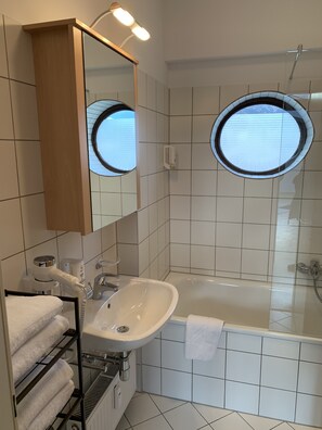 Loft, 1 Bedroom | Bathroom | Towels, soap, shampoo - Basic Apartments downtown (Innsbruck)