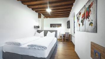Studio | In-room safe, blackout drapes, WiFi (free), individually decorated