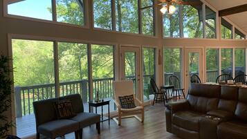 Smart-TV, Kamin, Videospiele, DVD-Player