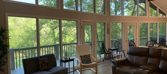 Hiwassee Hideaway - Lakefront, Covered Dock, Quiet Cove, Breathtaking Views...