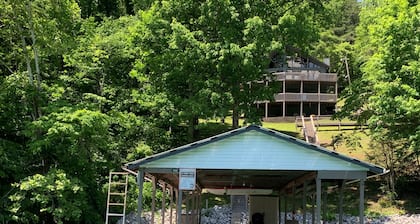 Hiwassee Hideaway - Lakefront, Covered Dock, Quiet Cove, Breathtaking Views...