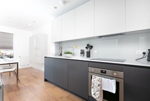 Fridge, microwave, oven, stovetop - Skyvillion Apartments - Olympic Stratford - 3Bed Apartment with Roof Terrace (London)