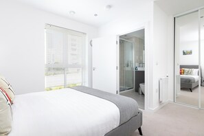 3 عدّة غرف نوم ومكواة/لوح كي وواي فاي مجانًا وملاءات أسرّة