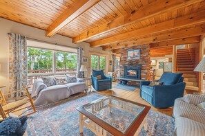 تلفزيون، مدفأة، مشغل دي في دي، كرة قدم الطاولة