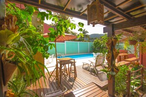 Bar junto a la piscina