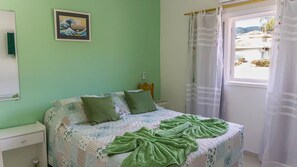 Minibar, blackout curtains, free WiFi, bed sheets - Pousada Irashai (São Sebastião)