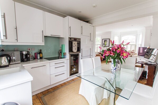 Micro-ondes, four, plaque de cuisson, lave-vaisselle