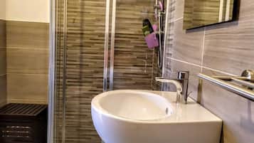 Quarto casal standard (Red) | Banheiro | Chuveiro, secador de cabelo, bidê, toalhas de banho