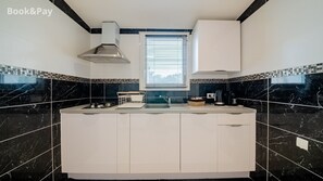 Een koelkast, een microgolfoven, een oven, een kookplaat