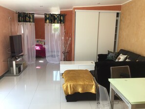 1 slaapkamer, een strijkplank/strijkijzer, reisbedje, gratis wifi