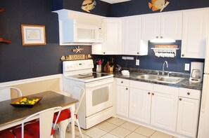 Fridge, microwave, stovetop, coffee/tea maker - Moonraker 24 (Gulf Shores)