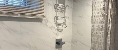 シャワー、ヘアドライヤー、タオル、石鹸