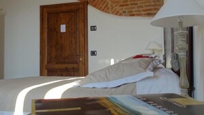 Une chambre à coucher avec un lit, une lampe et une porte.